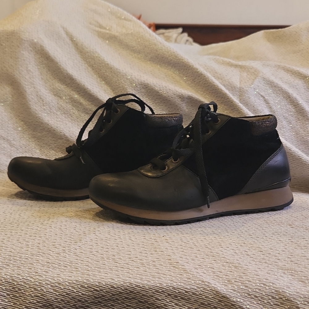 Dansko sneakers mid top